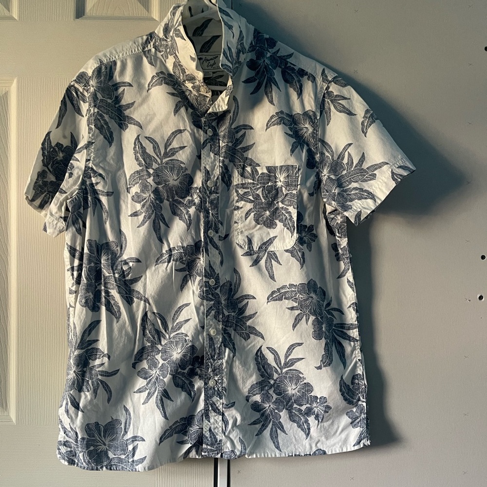 American Eagle Tropical Button-Up Poolside Shirt. Size Large. Great condition